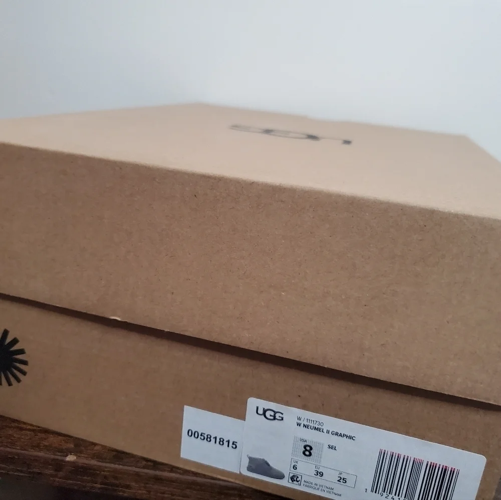 Womens UGG Neumel 11 Graphic Boots Size 8 with box